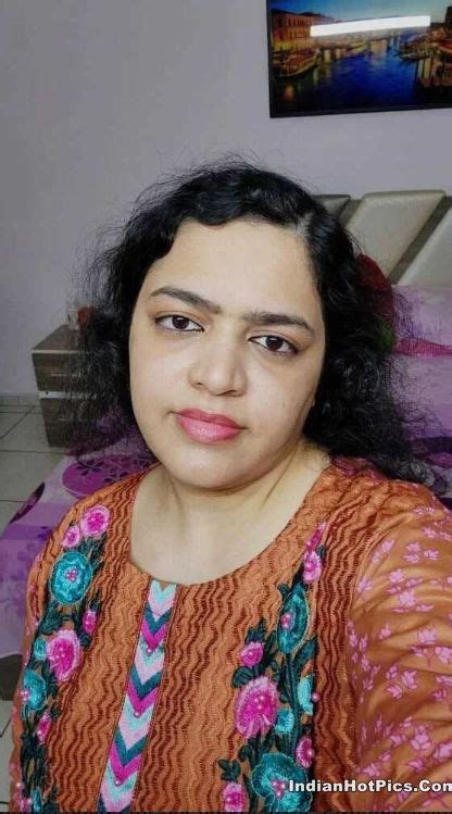 Hijab Wearing Desi Bhabhi Nude Photos