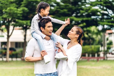 Retrato De Familia Feliz En El Parque Foto Premium