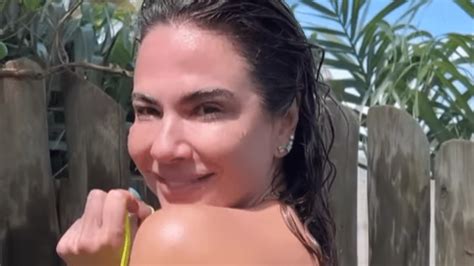 Sem Biqu Ni De Cima Luciana Gimenez Sensualiza Em Praia Da Bahia