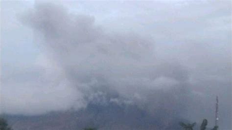 BREAKING NEWS Gunung Sinabung Kembali Erupsi Muntahkan Abu Vulkanik