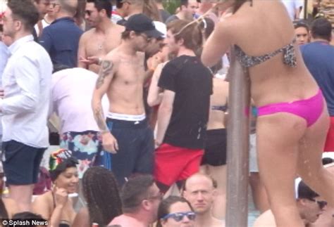 Louis Tomlinson Wet In The Pool Scans Naked Male Celebrities