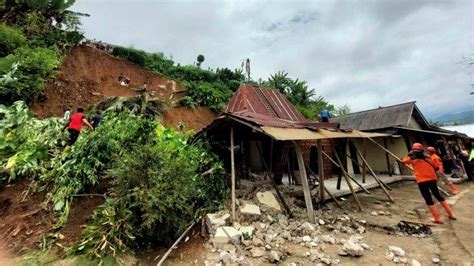 Longsor Karanganyar Seorang Bocah Selamat Usai Tertimpa Dinding Rumah