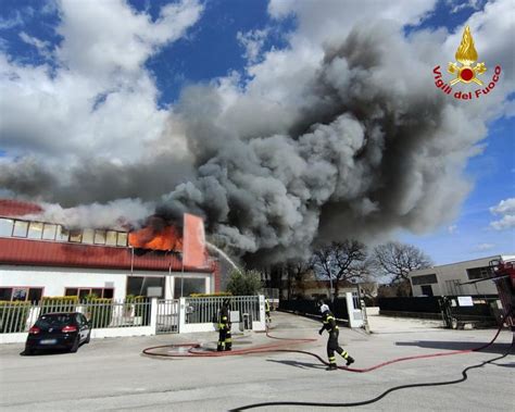 Ancona Azienda Devastata Dallincendio Rischio Nube Tossica