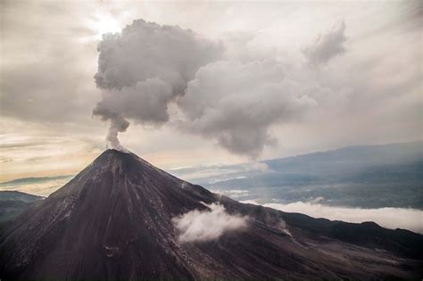 Emite Volc N De Colima Dos Fumarolas De Kil Metros De Altura