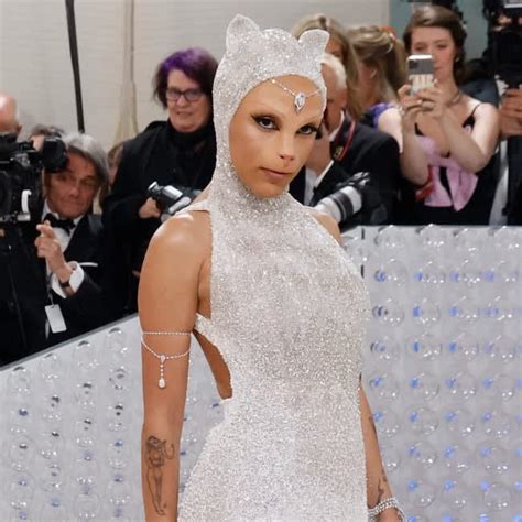 Meow Doja Cat Dresses As Karl Lagerfeld S Cat Choupette For Met Gala