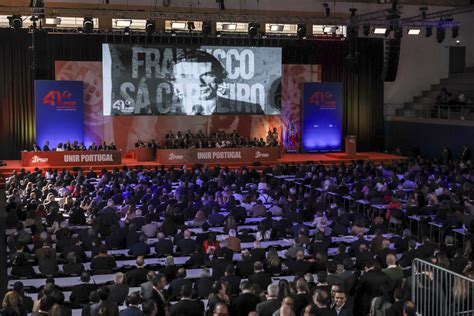 Históricos do PSD discursam no congresso do partido