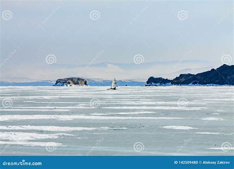 O Barco Do Gelo Monta No Gelo Do Lago Baikal No Fundo Olkhon Na Manh