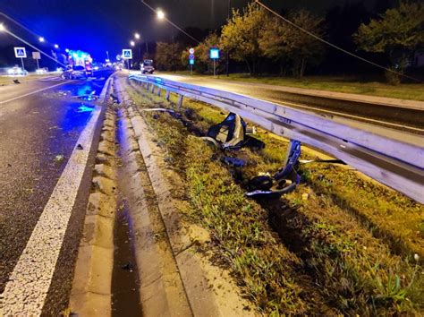 Stracił panowanie nad pojazdem na śliskiej nawierzchni renault uderzył