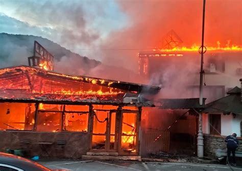 Un motel și un restaurant au ars la Băile Herculane Foto