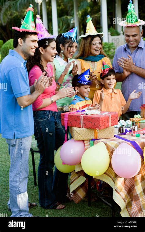 Grupo de personas celebrando una fiesta de cumpleaños Fotografía de