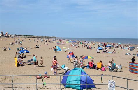 In Pictures Hundreds Flock To Skegness Beach To Enjoy The Hot Weather