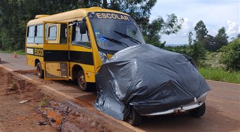 Grave Colis O Frontal Entre Carro E Nibus Escolar Deixa Tr