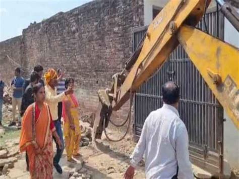 Bulldozer Action Again In Prayagraj Land Mafia Rizwan S Illegal