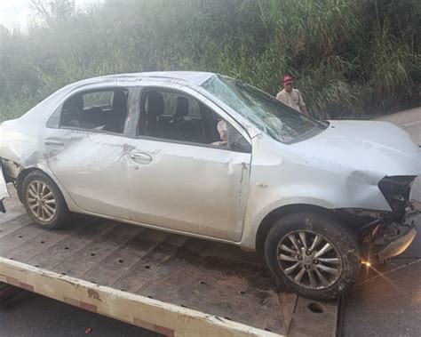 Carro roda na pista após pneu furar bate em barranco na BR 365 e 3