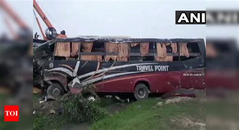 Five Dead 18 Injured In Mishap On Agra Lucknow Expressway In Ups