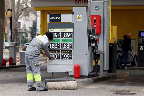 Benzina Nuovo Picco Al Servito Che Supera I Euro Solo Il Self No