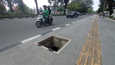 Foto Hilangnya Tutup Besi Gorong Gorong Depan Kantor Gubri Bahayakan