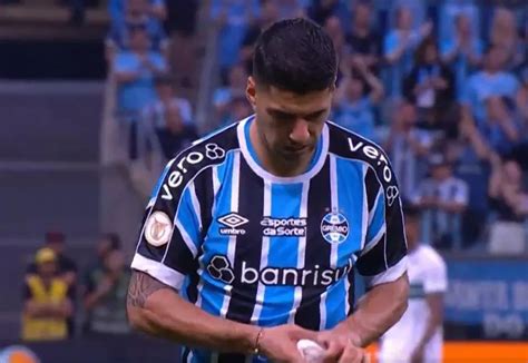 Luis Su Rez Pede Substitui O E Recebe Tratamento No Joelho Confira