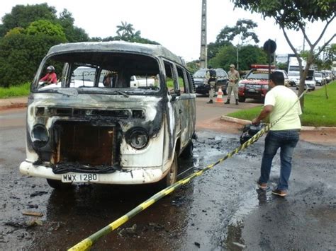 G Carro Pega Fogo Em Avenida Ap S Condutor Escutar Barulho No Motor