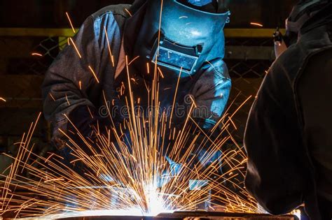 Trabajador Con El Metal De Soldadura De La M Scara Protectora Foto De