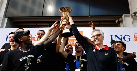 Basketball Weltmeister Deutschland Empfangen Der Pokal Muss Durch Den