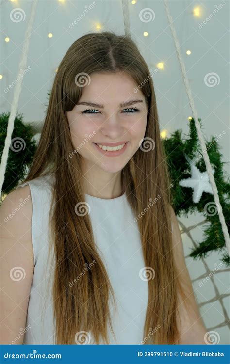 Portrait D Une Jeune Fille Aux Cheveux Longs Photo Stock Image Du