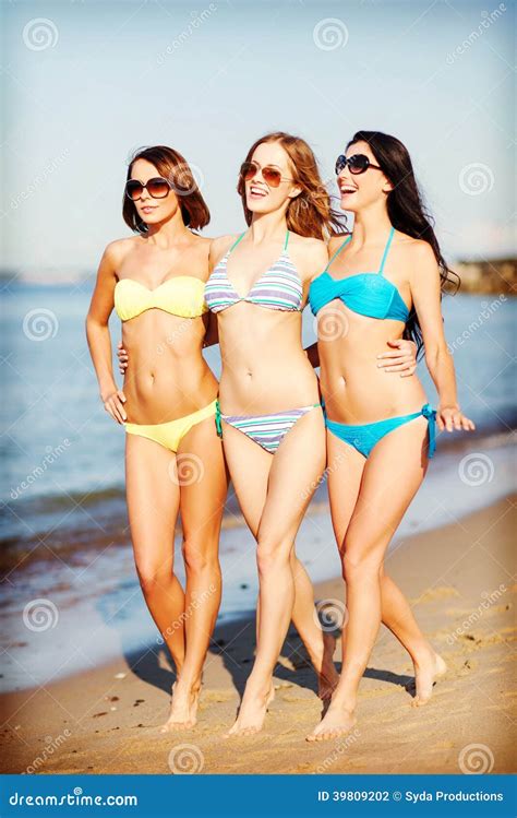Dziewczyny W Bikini Odprowadzeniu Na Plaży Zdjęcie Stock Obraz