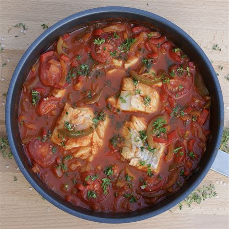 Pochierter Kabeljau in Paprika Tomatensoße in 2021 Lebensmittel essen