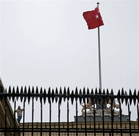 Istanbul Demonstranten tauschen Flagge auf niederländischem Konsulat