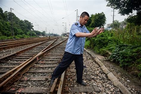 重庆一小伙跳下火车救老太失去一条腿，截肢后称不后悔直击现场澎湃新闻 The Paper