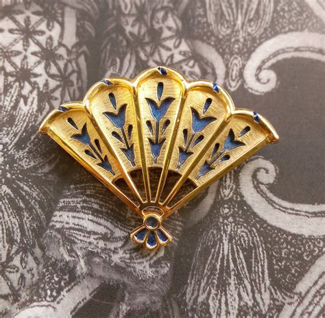 西洋古董飾品。crown Trifari L Orient 東方系列 扇子 別針 設計館 Vintage Jewelry 老時光角落