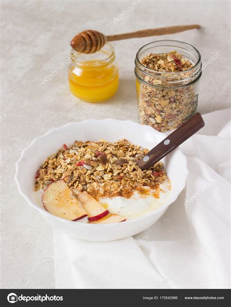 Griechischer Joghurt Mit Müsli Apfel Zimt Und Honig Gesundes Frühstück