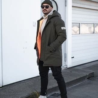 Comment porter une parka vert foncé avec un pantalon cargo noir 1