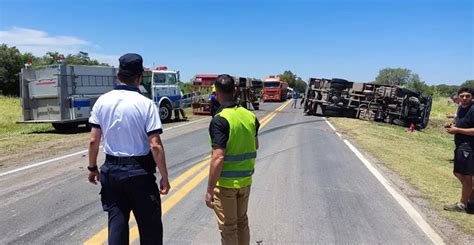 Volcó un camión cargado de hacienda en cercanías del Paraje San Roque