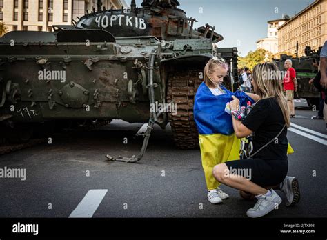 Kyiv Ukraine 24th Aug 2022 A Mother Ties A Ukrainian Flag To Her