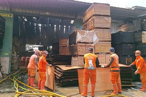 Pendinginan Di Gudang Tripleks Duren Sawit Berlanjut Damkar Masih