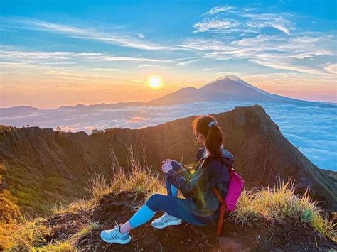 Melangkah Tinggi Menuju Puncak Menaklukkan Keindahan Sunrise Di Gunung