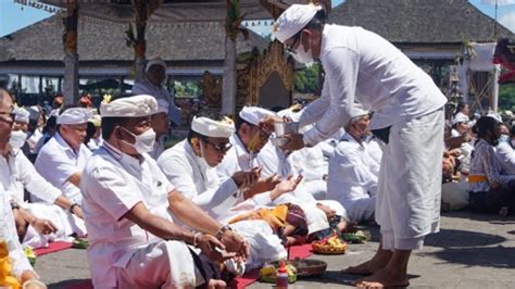 Jajaran Pemkot Denpasar Ngaturang Bhakti Penganyar Di Pura Agung