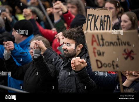 Teilnehmer Einer Demonstration Unter Dem Motto Aktionstag Hand In Hand