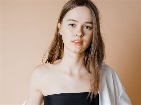 Menina Nude Da Beleza Do Modelo De Forma Na Camisa Branca Que Olha a Câmera Isolada No Fundo