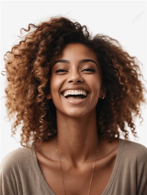 Retrato De Una Hermosa Joven Afroamericana Sonriendo Sobre Fondo Blanco