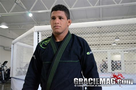 Veja a finalização do faixa preta Gilbert Durinho no UFC Rio Graciemag