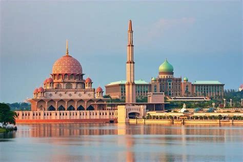 Amazing 8 Attractions Half-Day Putrajaya City Tour