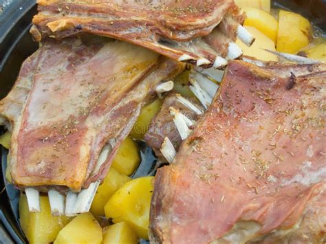 Veau Cuit Au Four Avec Des Pommes De Terre Photo Stock Image Du