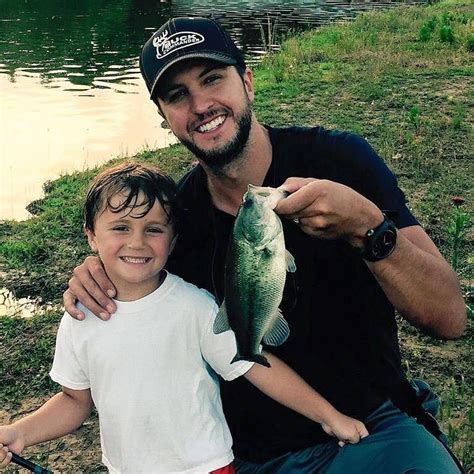 Luke Bryan & Son Tate | Luke bryan family, Luke bryan, Luke bryan hot