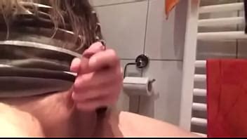 Il Fait Tellement Chaud De Faire Pipi Dans La Douche De Ma Copine XVIDEOS