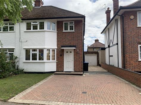 Pinner Ha5 3 Bed Semi Detached House £2 600 Pcm £600 Pw