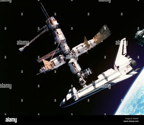 Mir space station hi-res stock photography and images - Alamy