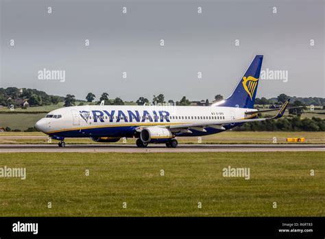 Ryanair Plane Taking Off Hi Res Stock Photography And Images Alamy