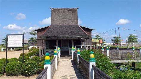 Panorama Rumah Bahari Suku Banjar Gajah Baliku Di Teluk Selong